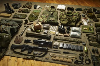 куплю за умереную цену походный или военный инвентарь - Royal_Marines_Commando_Falkland.jpg